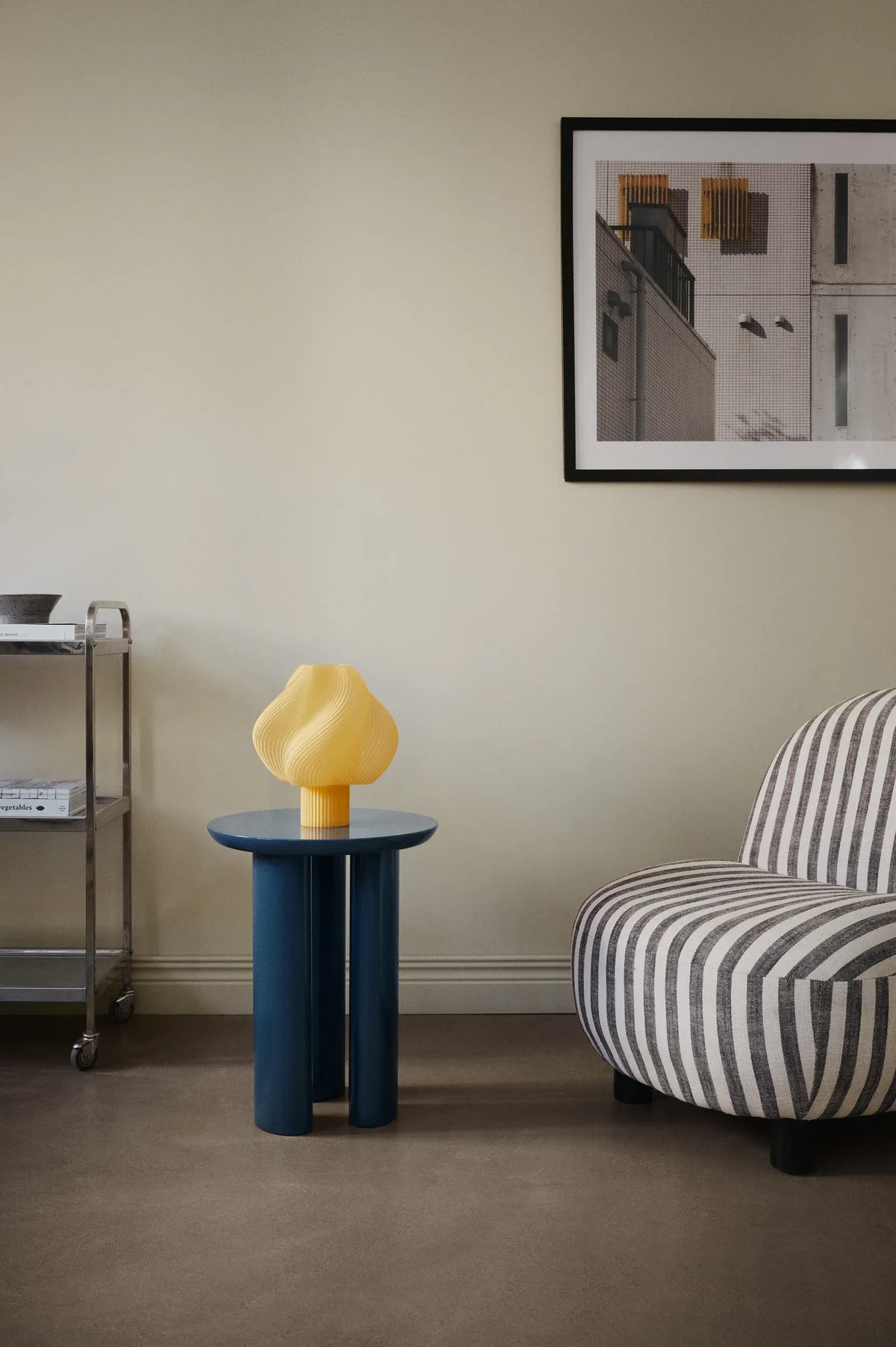 Lampe de table Soft Serve Limoncello Sorbet dans un intérieur contemporain