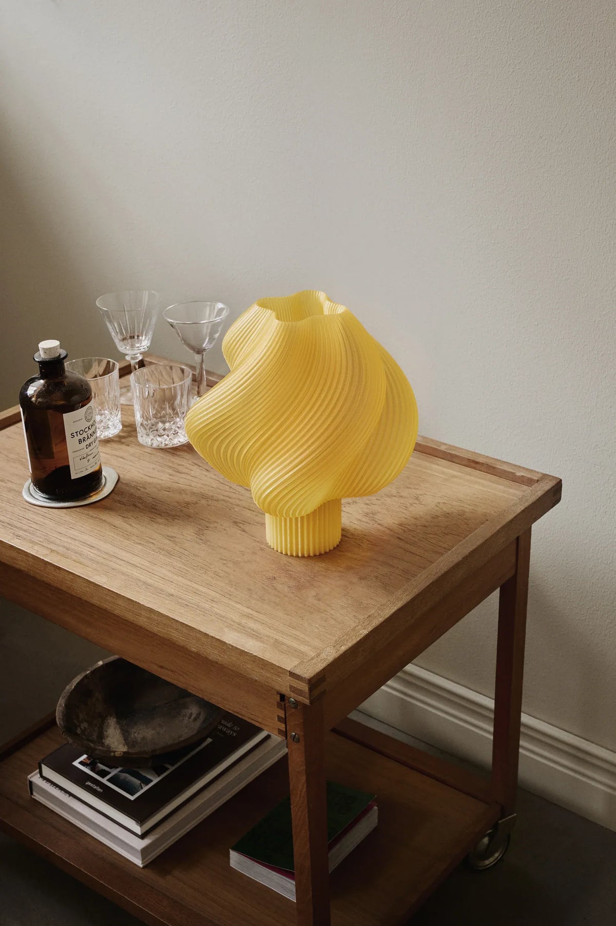Lampe de table Soft Serve Limoncello sorbet sur une table en bois
