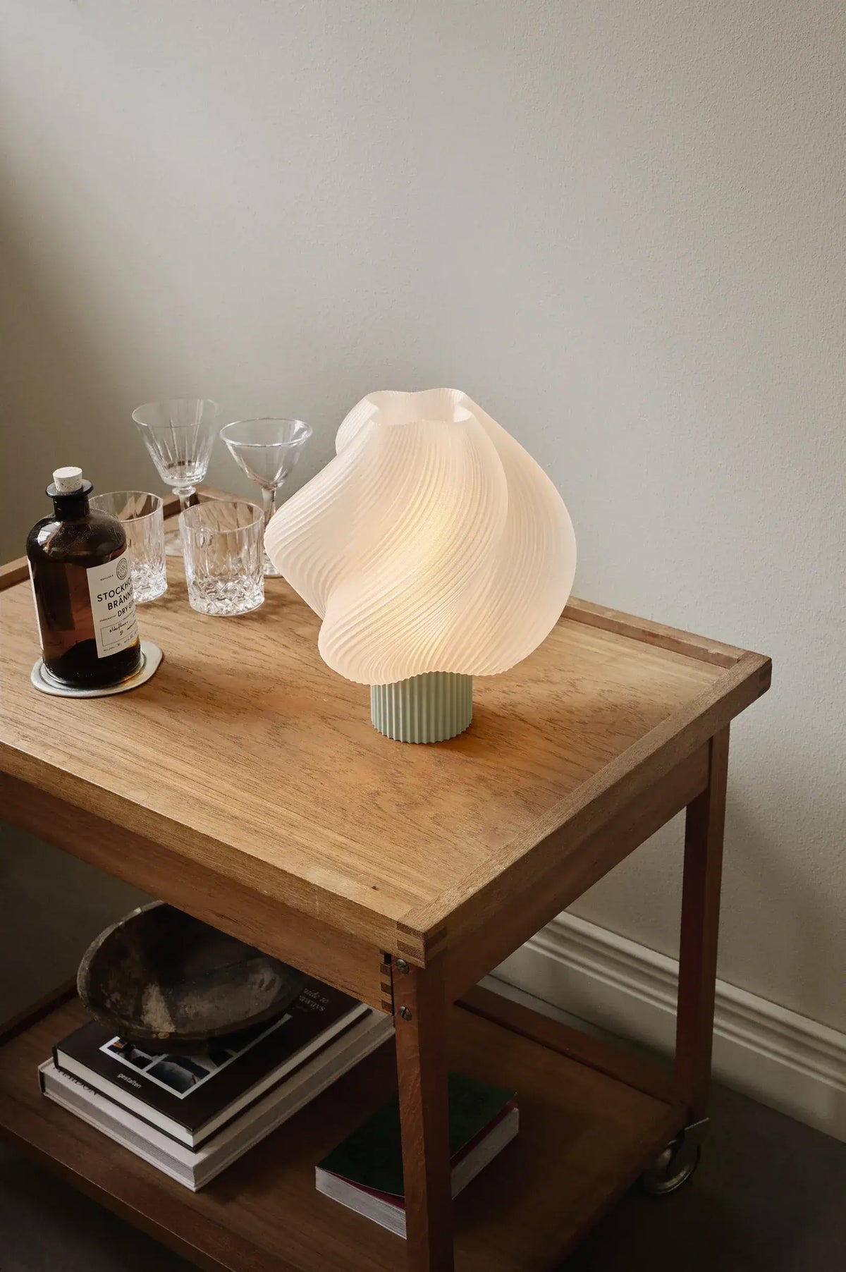 Lampe de table Soft Serve Matcha allumée sur une table en bois