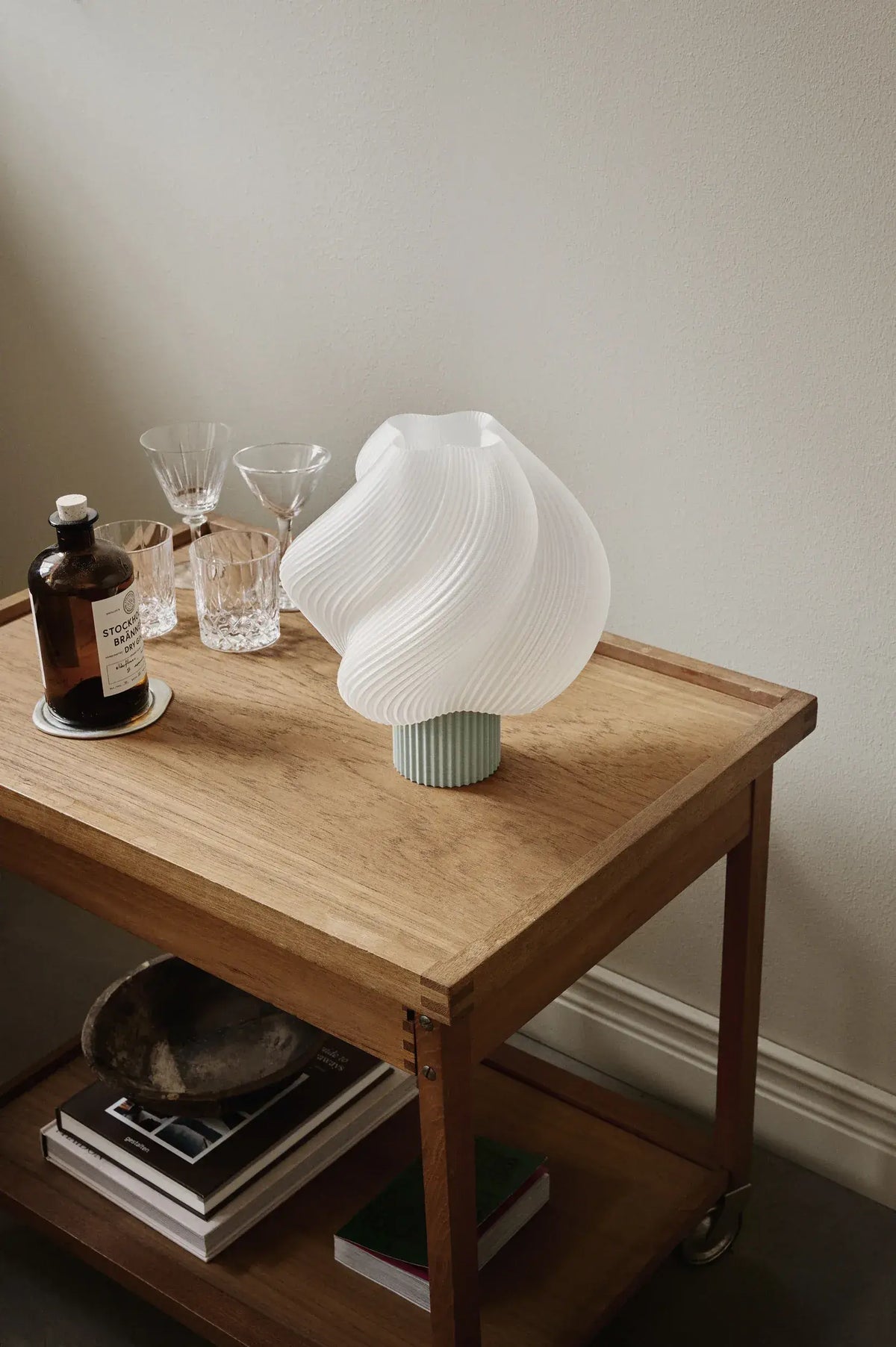 Lampe de table Soft Serve Matcha sur une table en bois