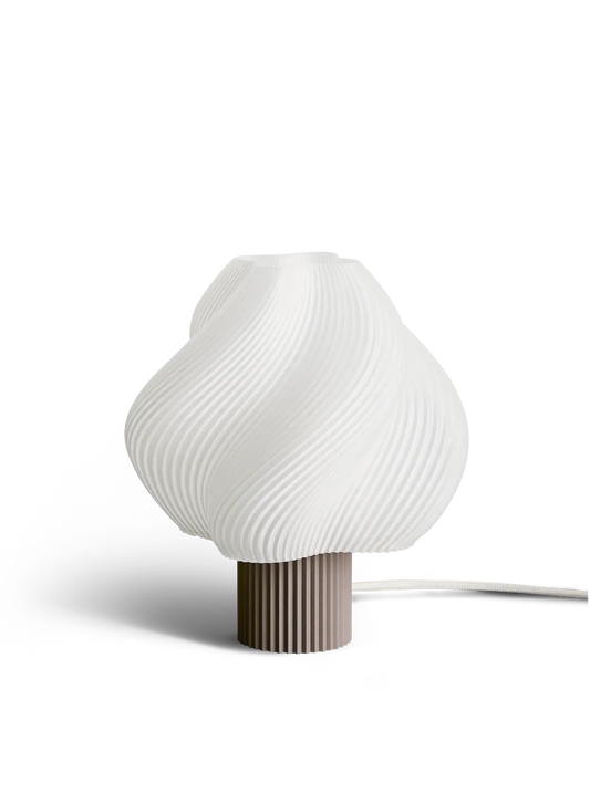 Lampe de table Soft Serve Mocha (taupe) de Crème Atelier