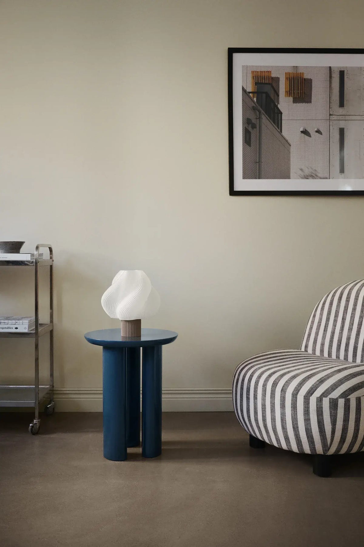 Lampe de table Soft Serve Mocha dans un intérieur contemporain