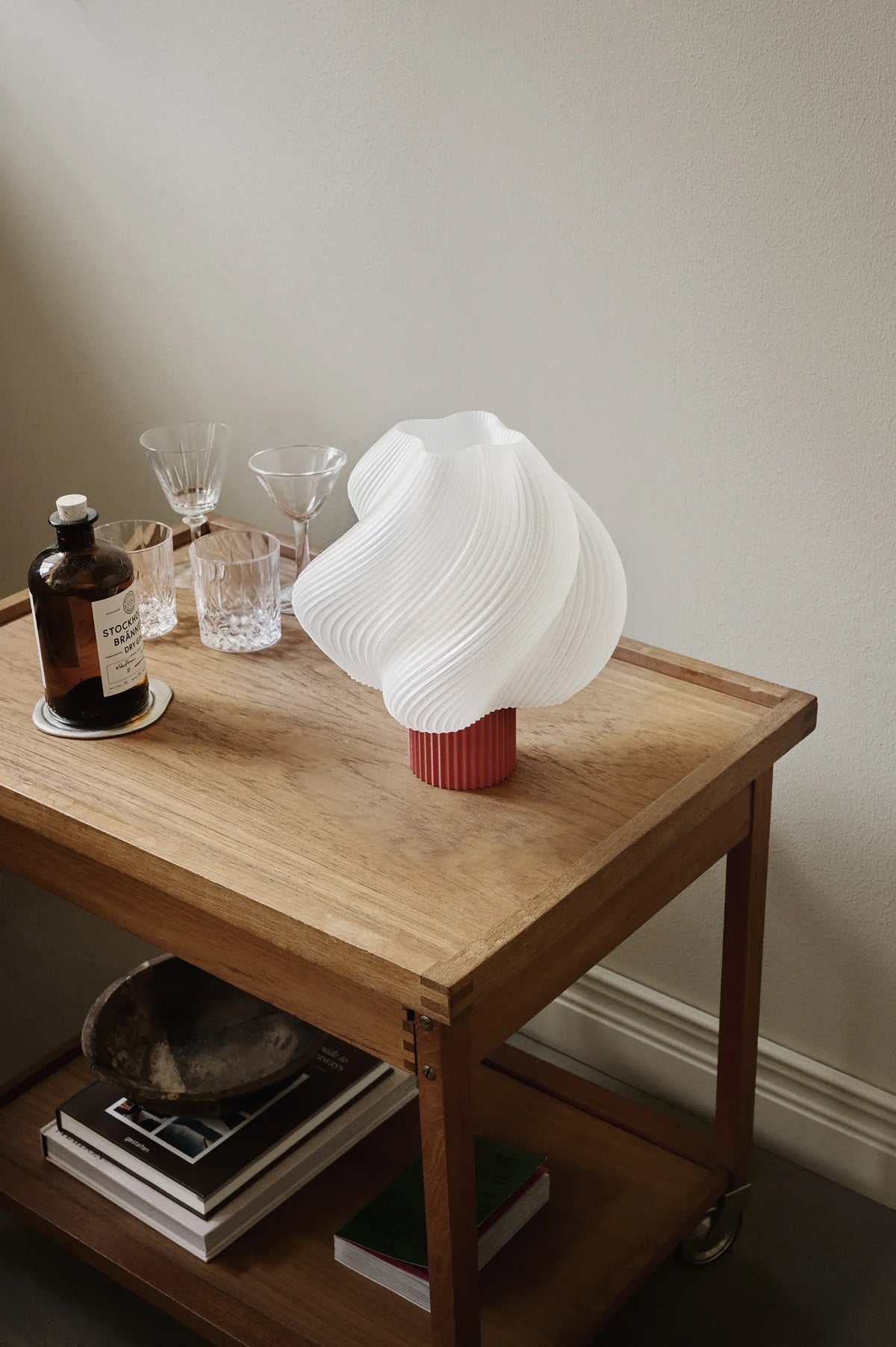 Lampe de table Soft Serve Rhubarbe sur une table en bois