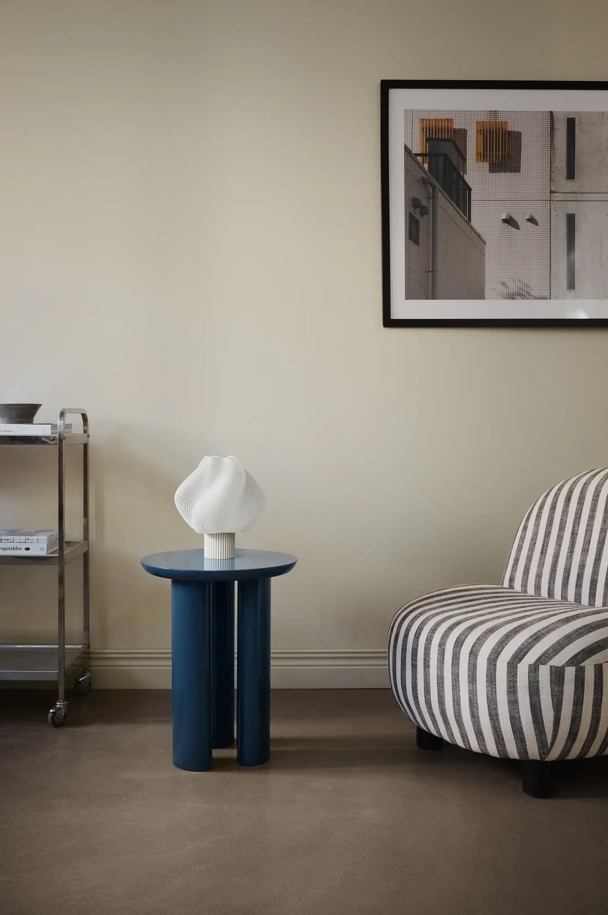Lampe de table Soft Serve Vanilla Bean dans un salon