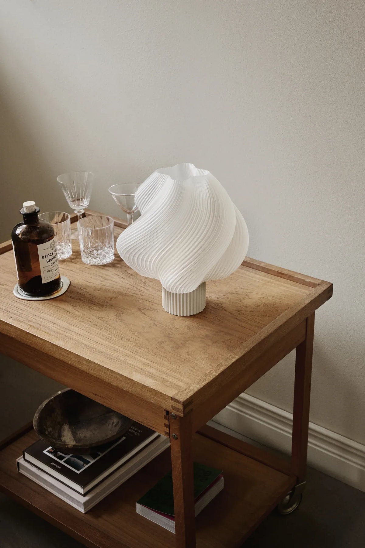 Lampe de table Soft Serve Vanilla Bean sur une table en bois