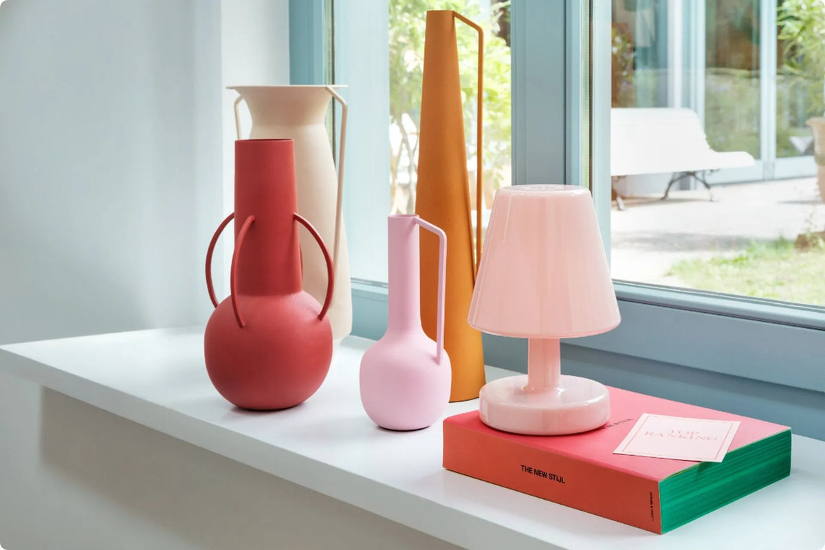 Lampe Edison The Ambiance Fatboy rose sur un appui de fenêtre