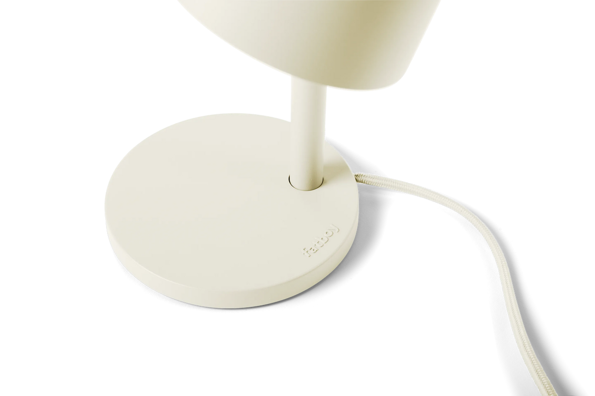 Détail du pied de la lampe Little Lebow Bone Fatboy avec logo