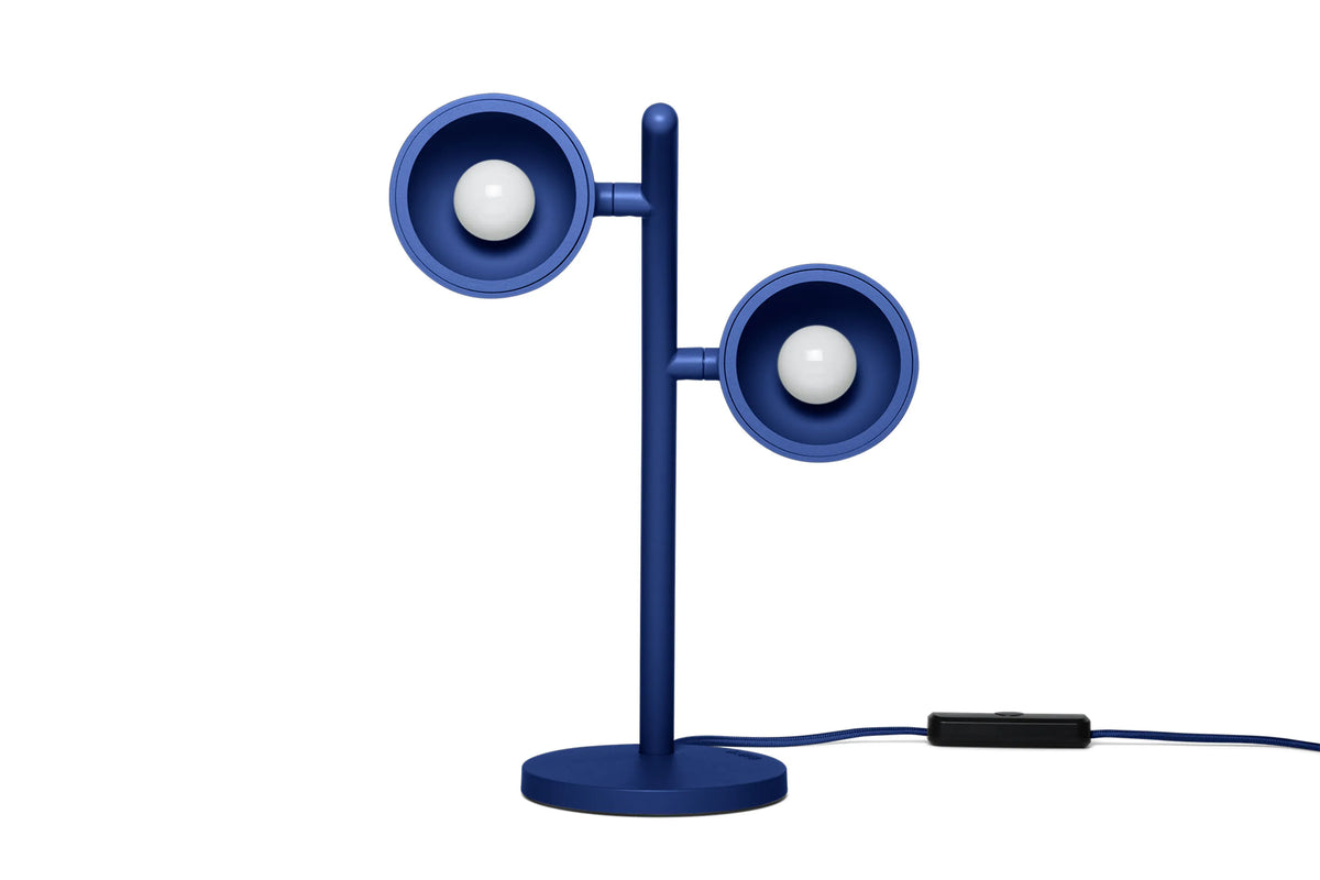 Lampe Little Lebow Cobalt Blue avec vue sur les deux abat-jour