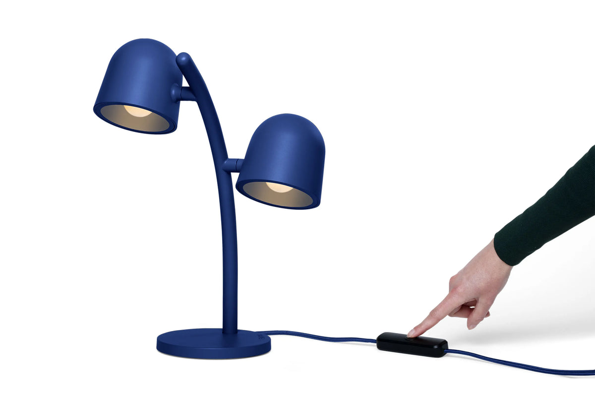 Lampe Little Lebow Cobalt Blue Fatboy allumée