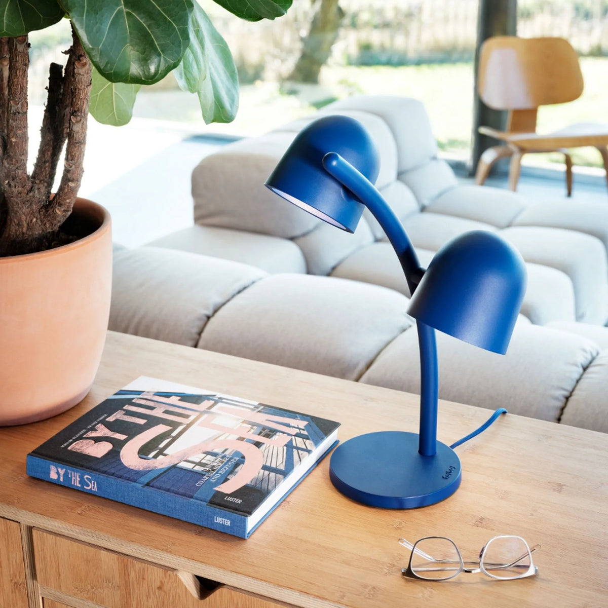 Lampe Little Lebow Cobalt Blue Fatboy dans un intérieur