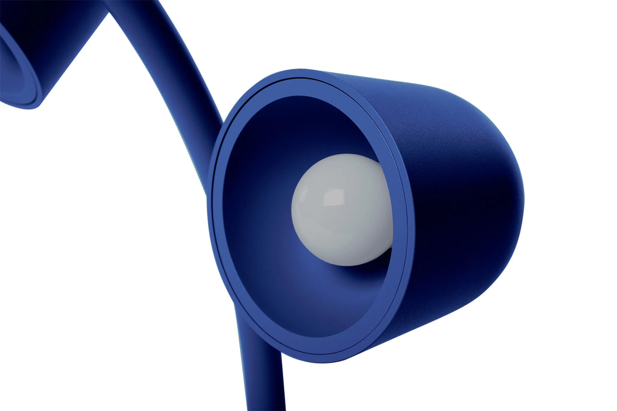 Gros plan sur l'ampoule de la lampe Little Lebow Cobalt Blue