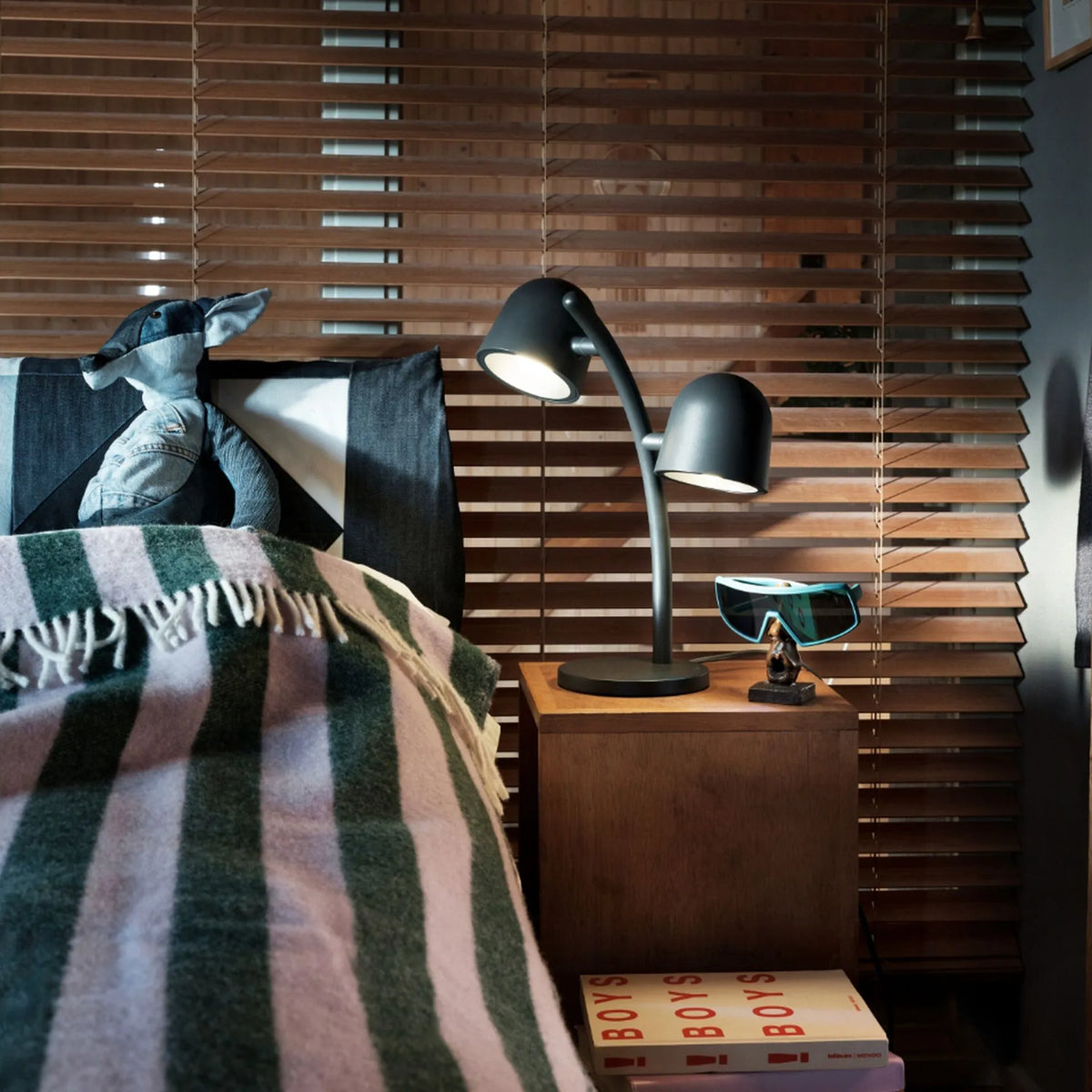 Lampe Little Lebow Fatboy anthracite dans une chambre