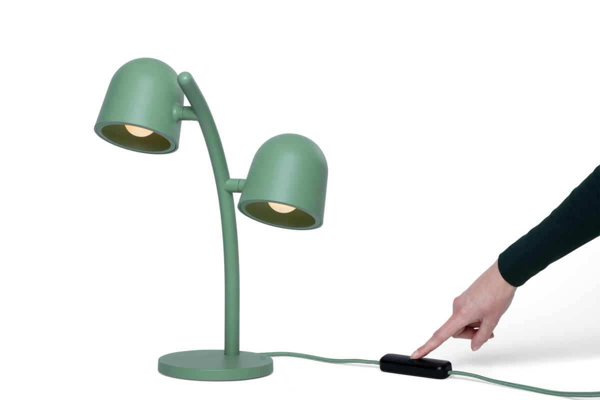 Lampe Little Lebow Grasshopper Green allumée avec ses deux abat-jours orientables