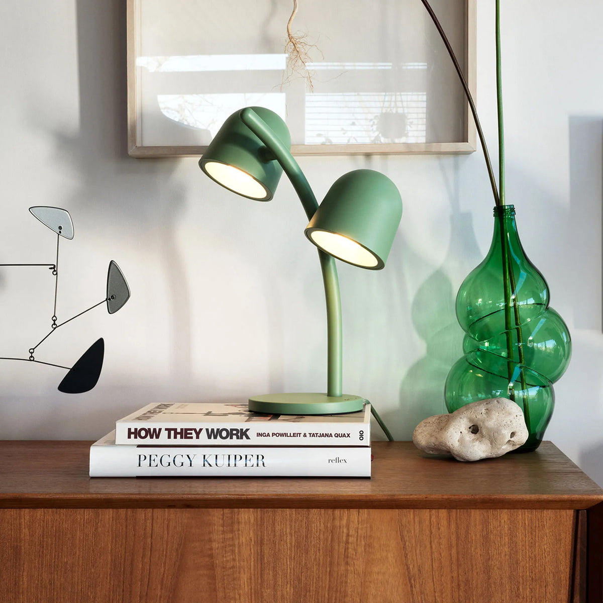 Lampe de table Little Lebow Grasshopper Green dans un intérieur