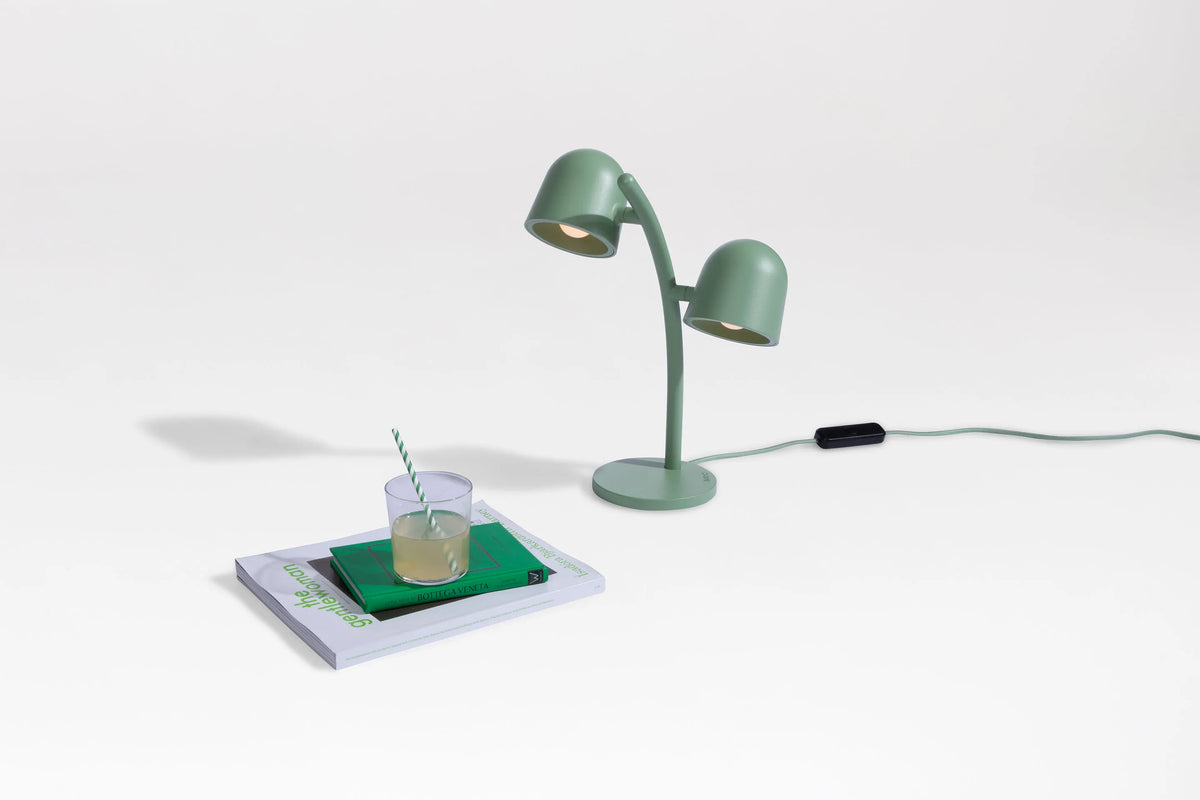 Lampe Little Lebow Grasshopper green Fatboy dans un intérieur, éclairage chaleureux