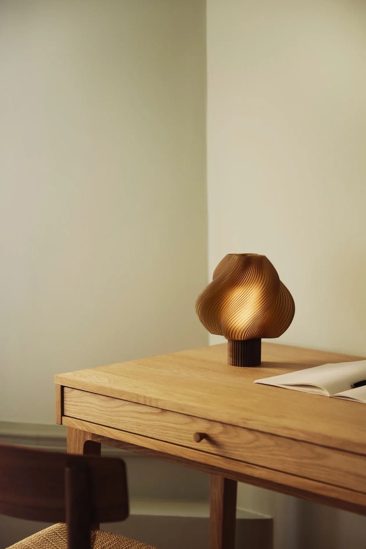 Lampe portable Soft Serve Caramel allumée