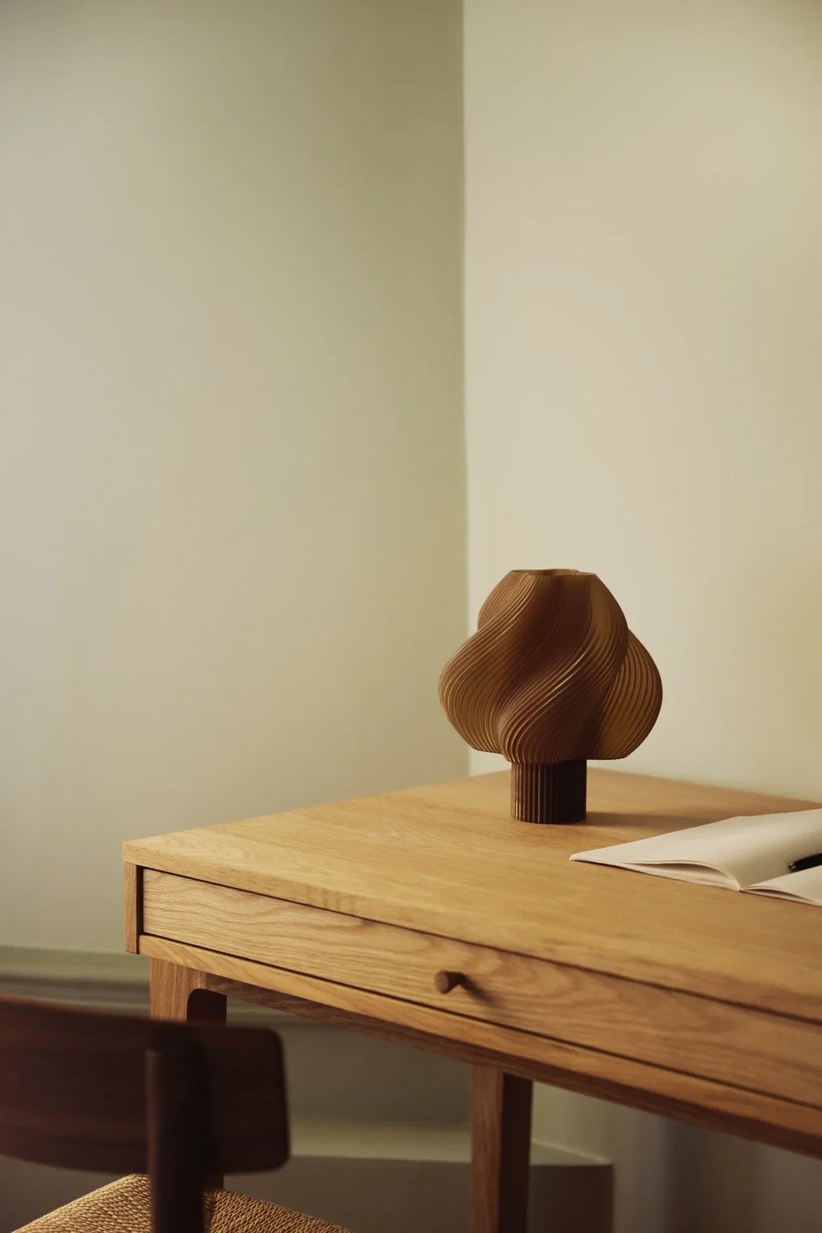 Lampe portable Soft Serve Caramel sur un bureau