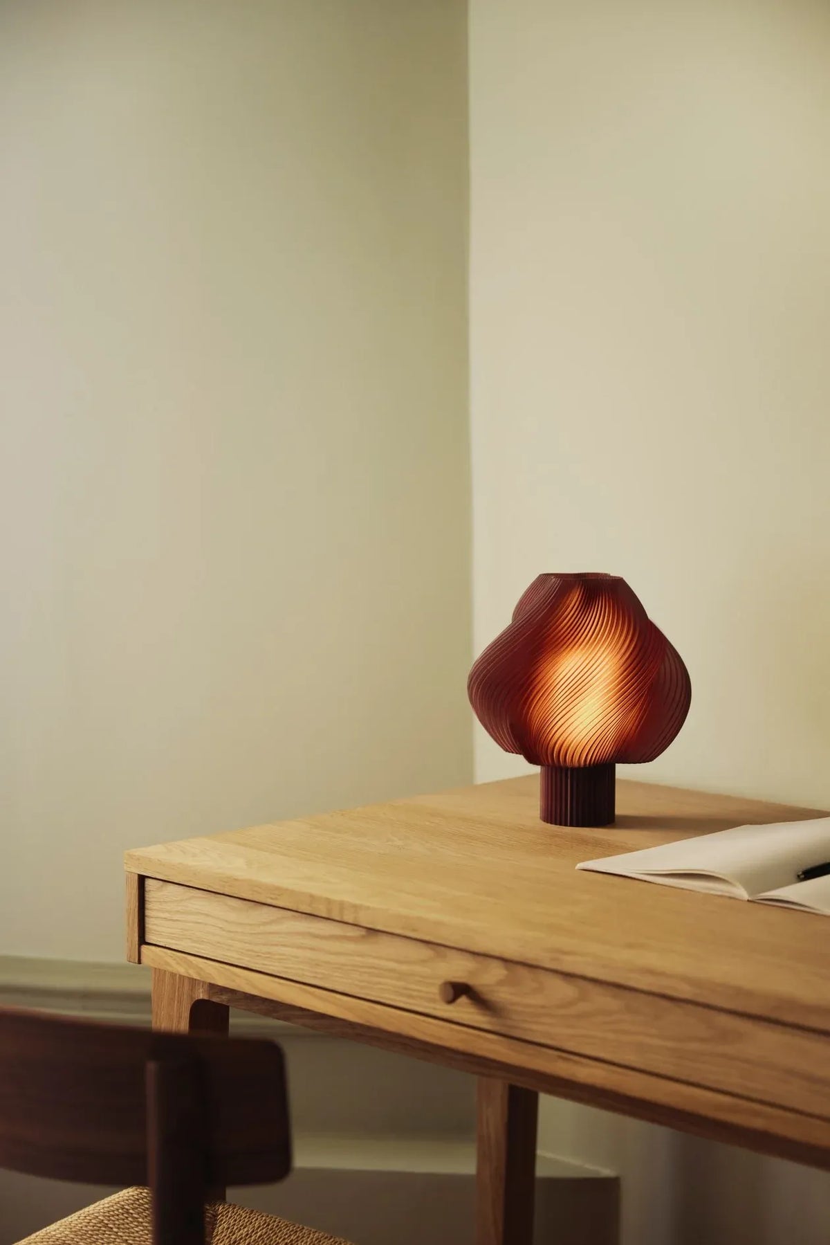 Lampe portable Soft Serve Cherry allumée