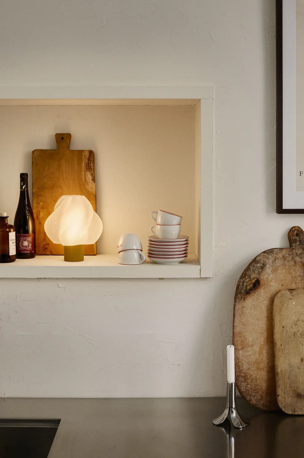 Lampe portable Soft Serve Cloudberry allumée dans une niche murale
