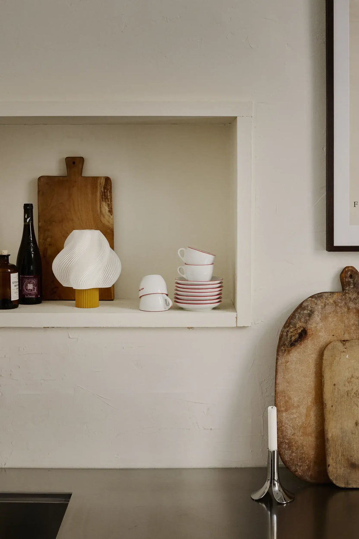 Lampe portable Soft Serve Cloudberry éteinte dans une niche murale