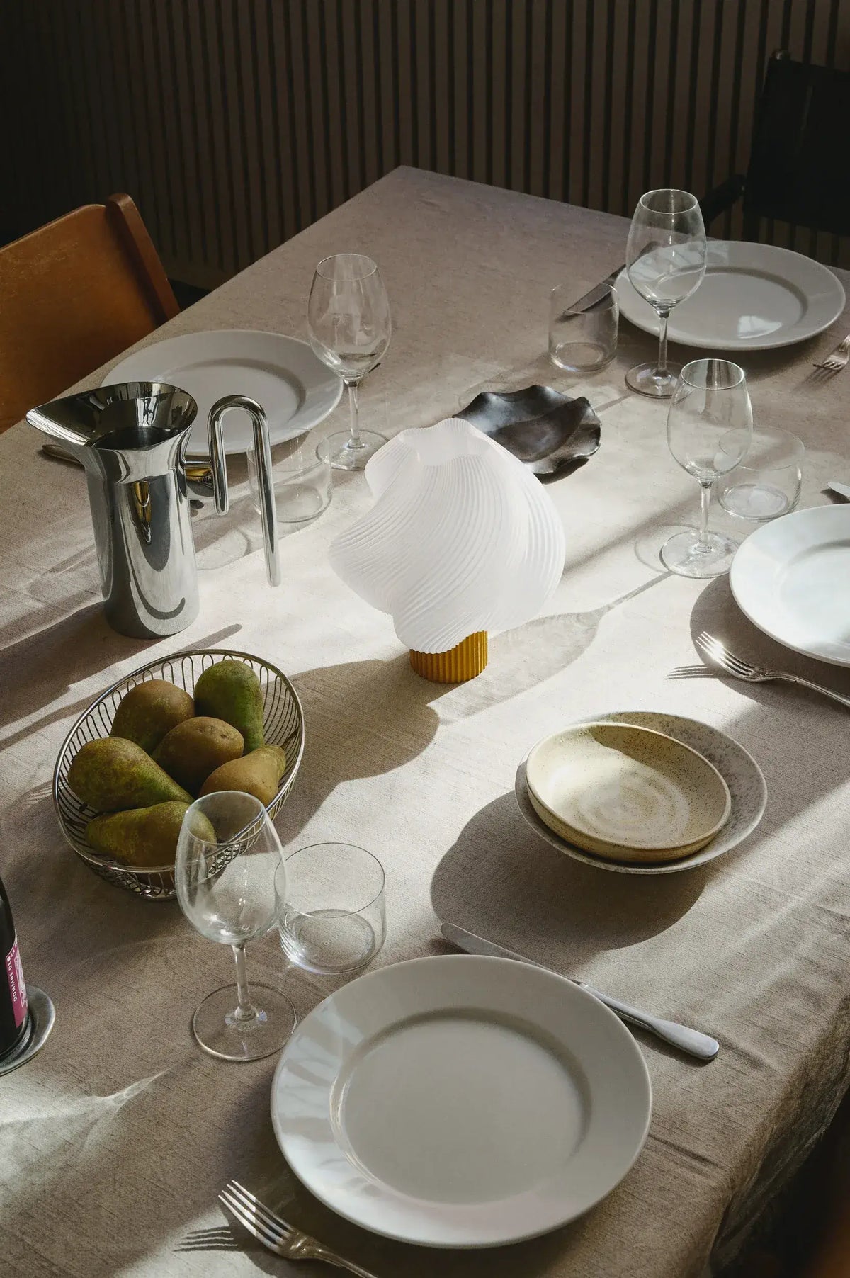 Lampe portable Soft Serve Cloudberry Crème Atelier sur une table dressée
