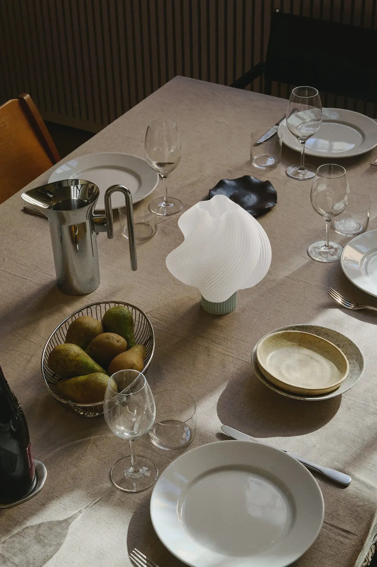 Lampe portable Soft Serve Matcha sur une table dressée 