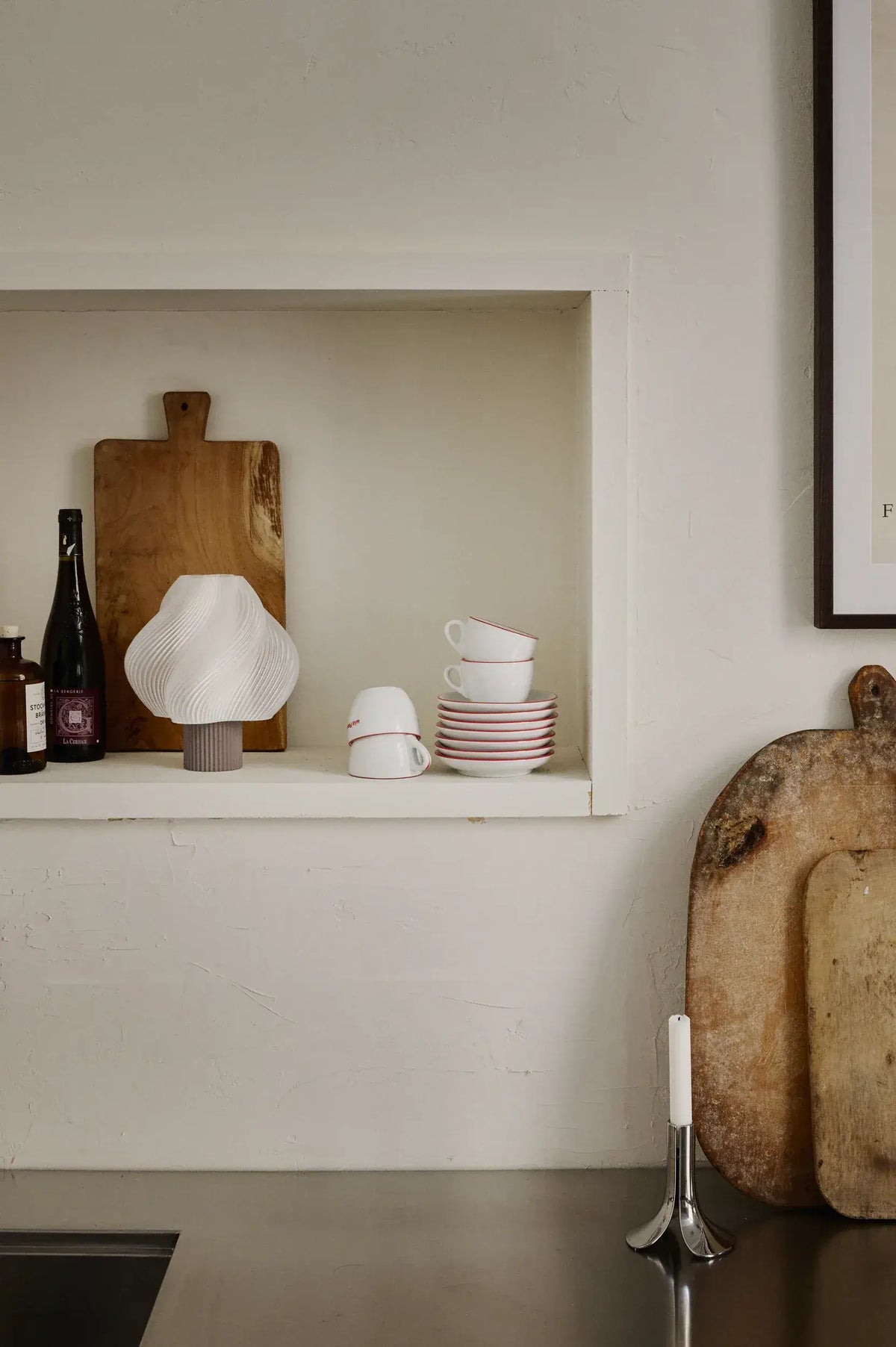 Lampe portable Soft Serve Mocha dans une niche de Crème Atelier