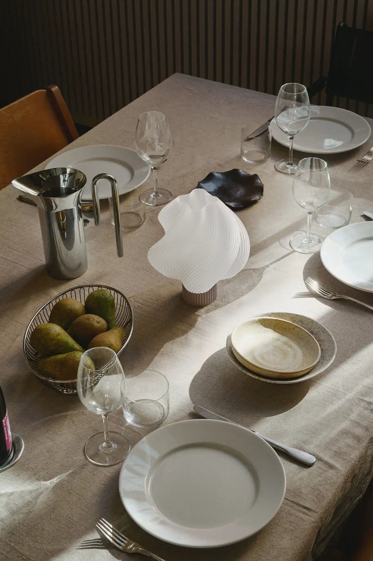Lampe portable Soft Serve Mocha sur une table dressée