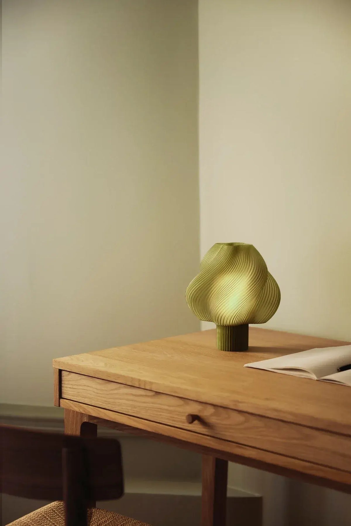 Lampe portable Soft Serve Olive allumée