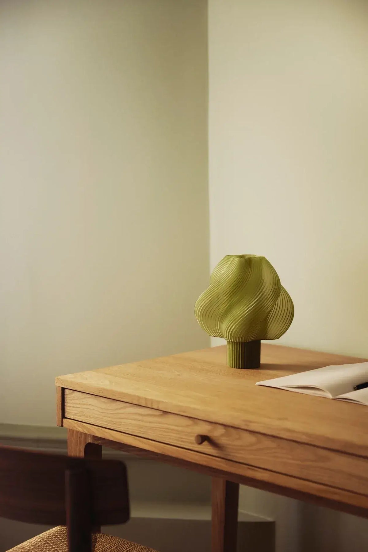 Lampe portable Soft Serve Olive sur une table