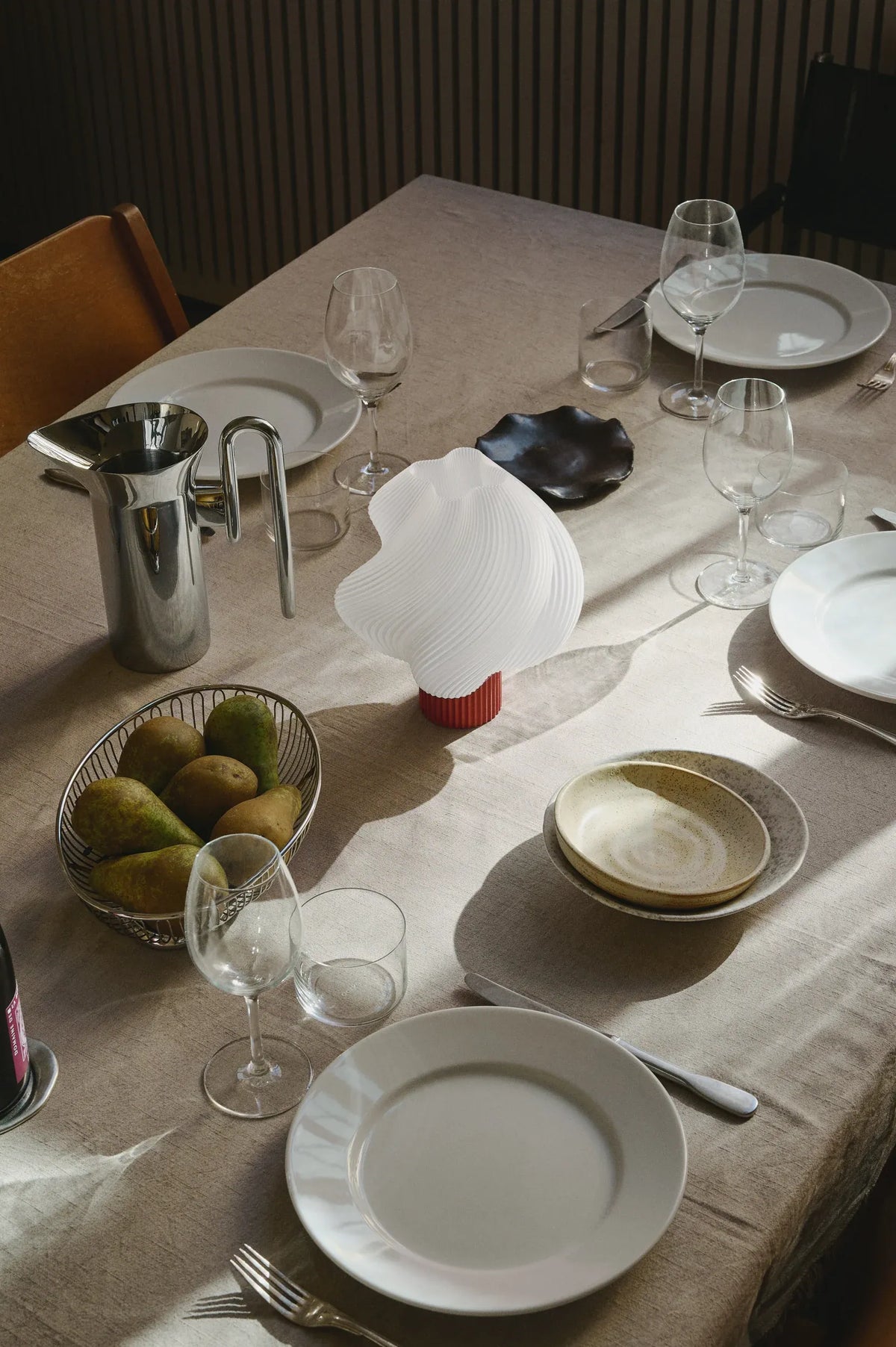 Lampe portable Soft Serve Rhubarb sur une table en marbre