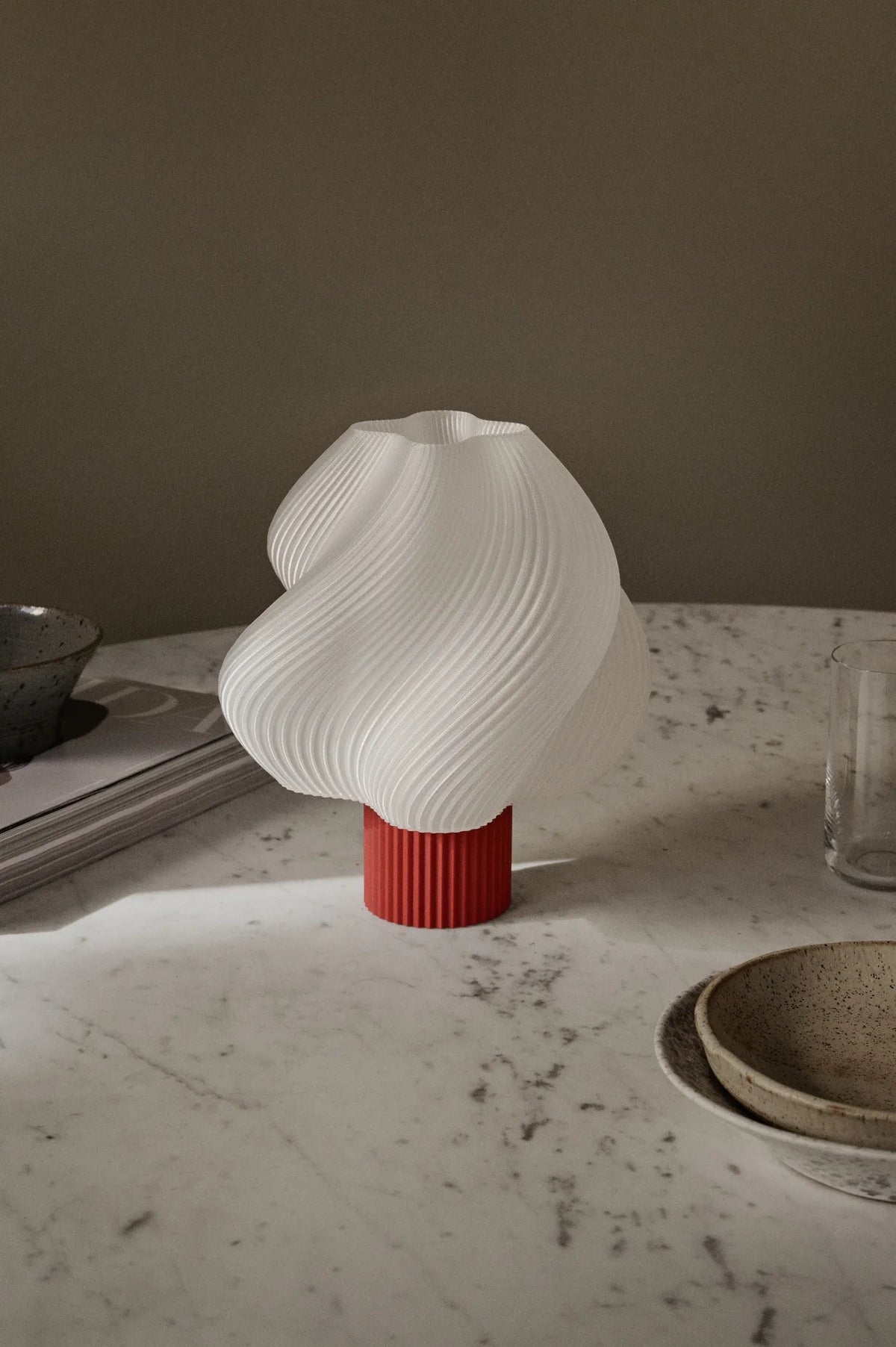 Lampe portable Soft Serve Rhubarb sur une table dressée