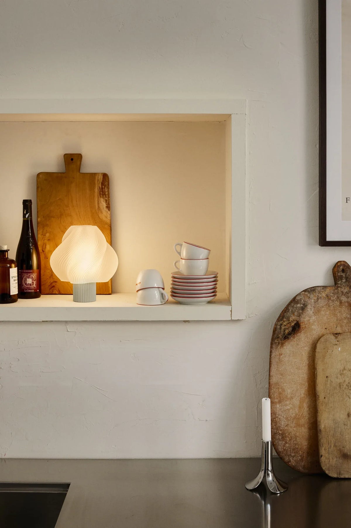 Lampe portable Soft Serve Vanilla allumée dans une niche