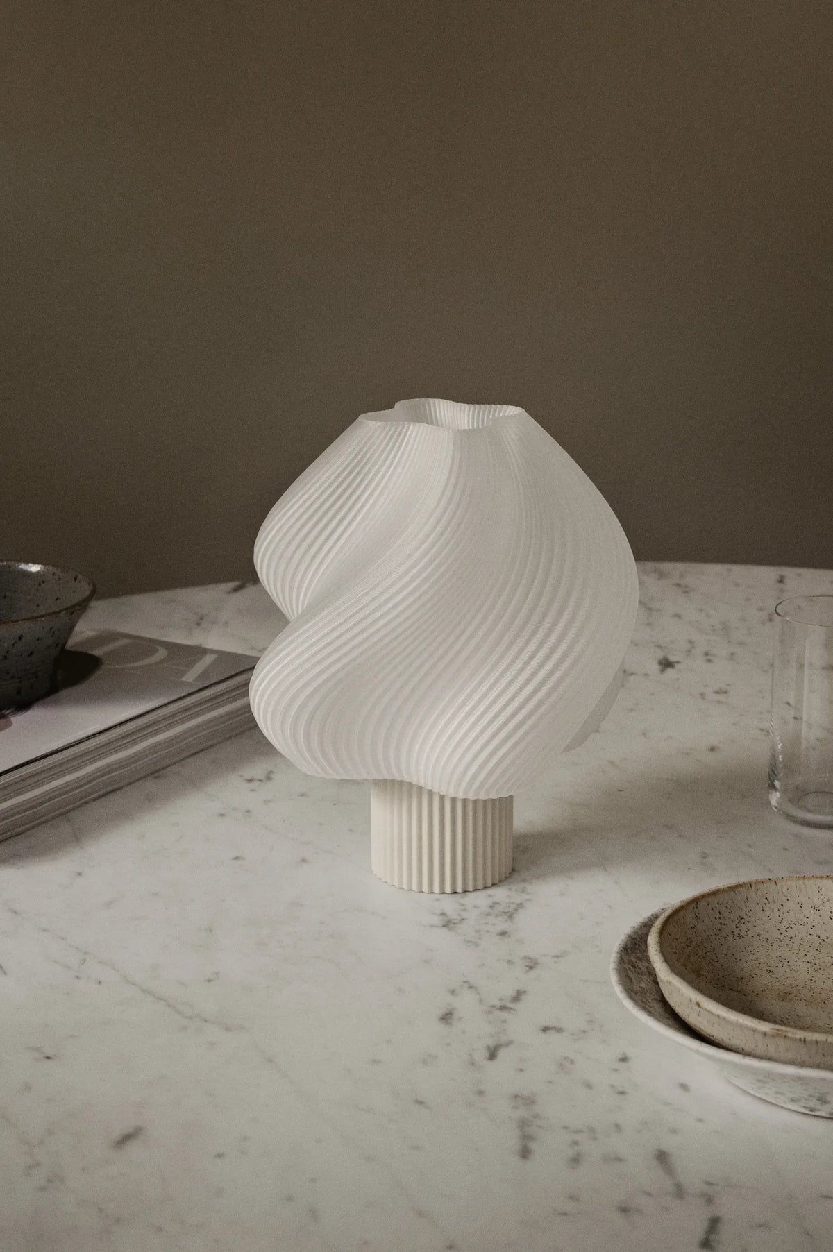 Lampe portable Soft Serve Vanilla dans un intérieur
