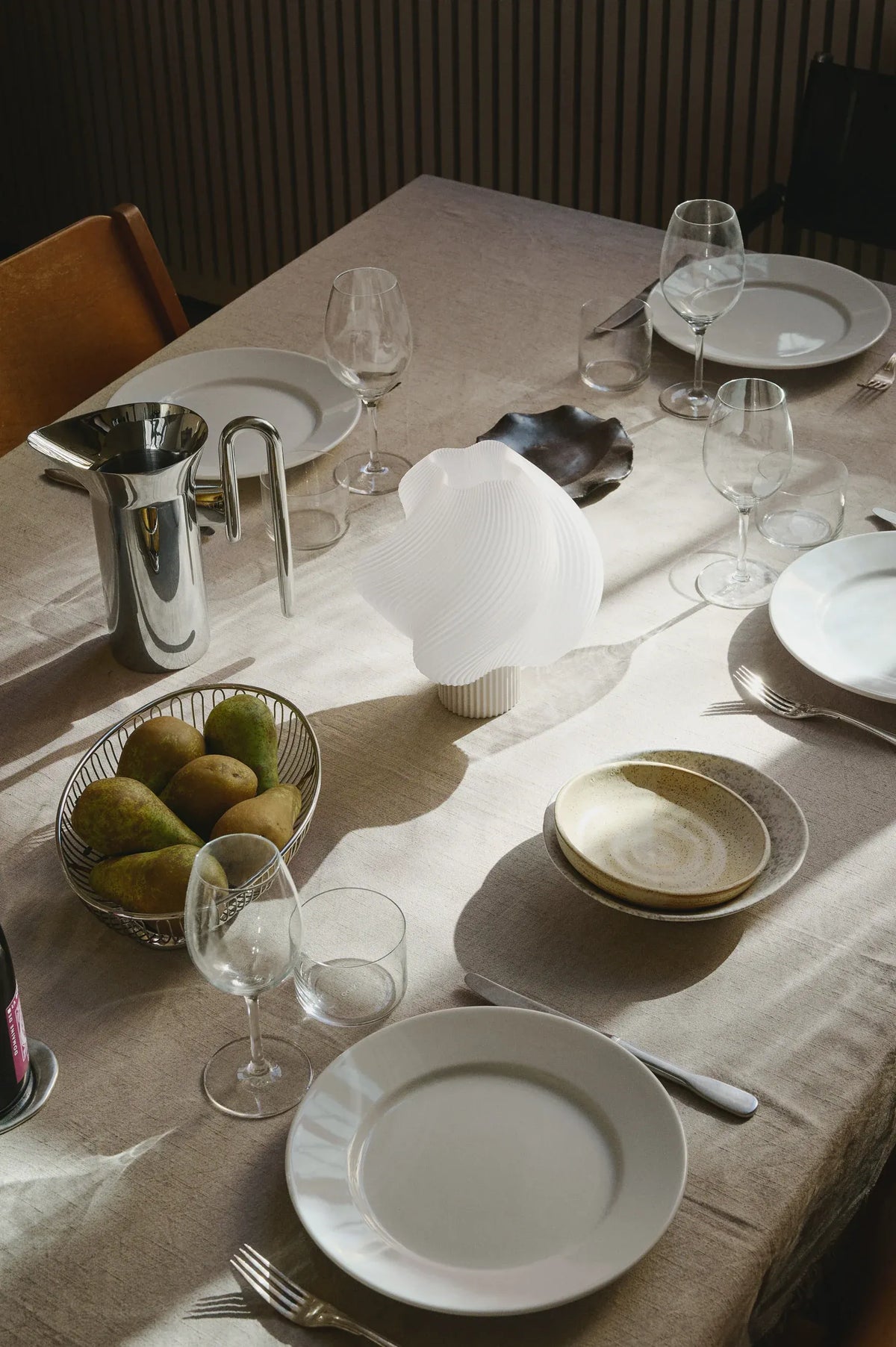 Lampe portable Soft Serve Vanilla sur une table