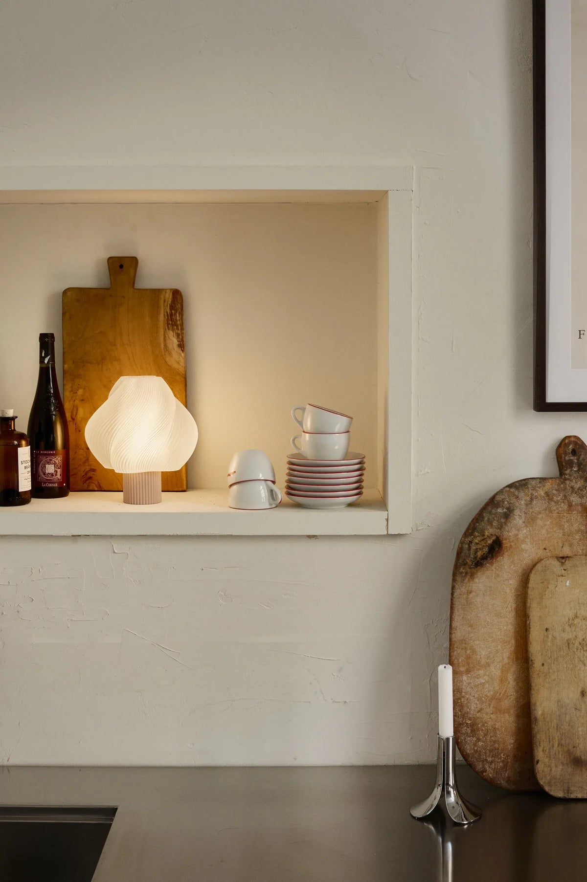 Lampe portable Soft Serve Wild Strawberry allumée dans un intérieur