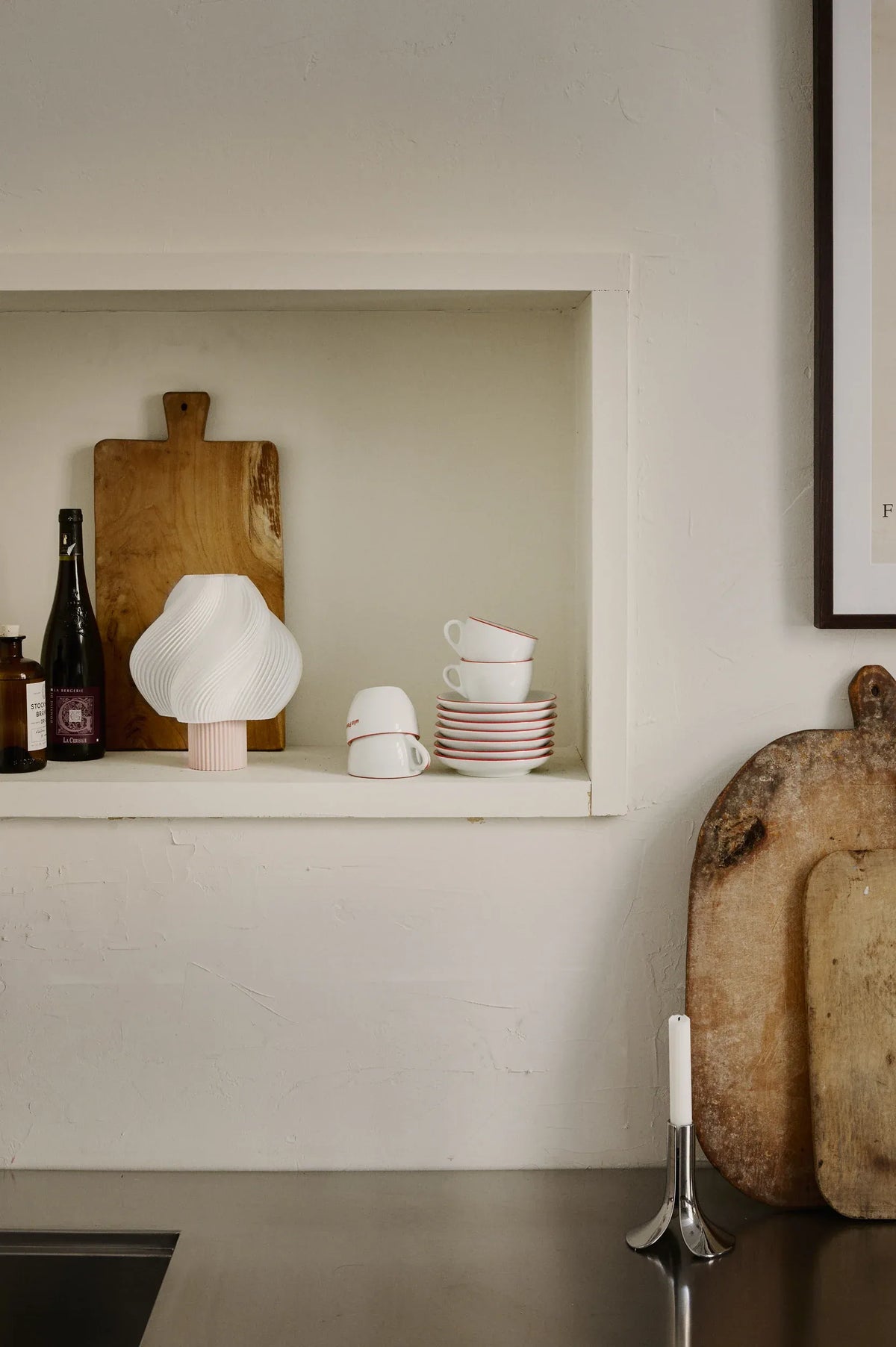 Lampe portable Soft Serve Wild Strawberry dans un intérieur
