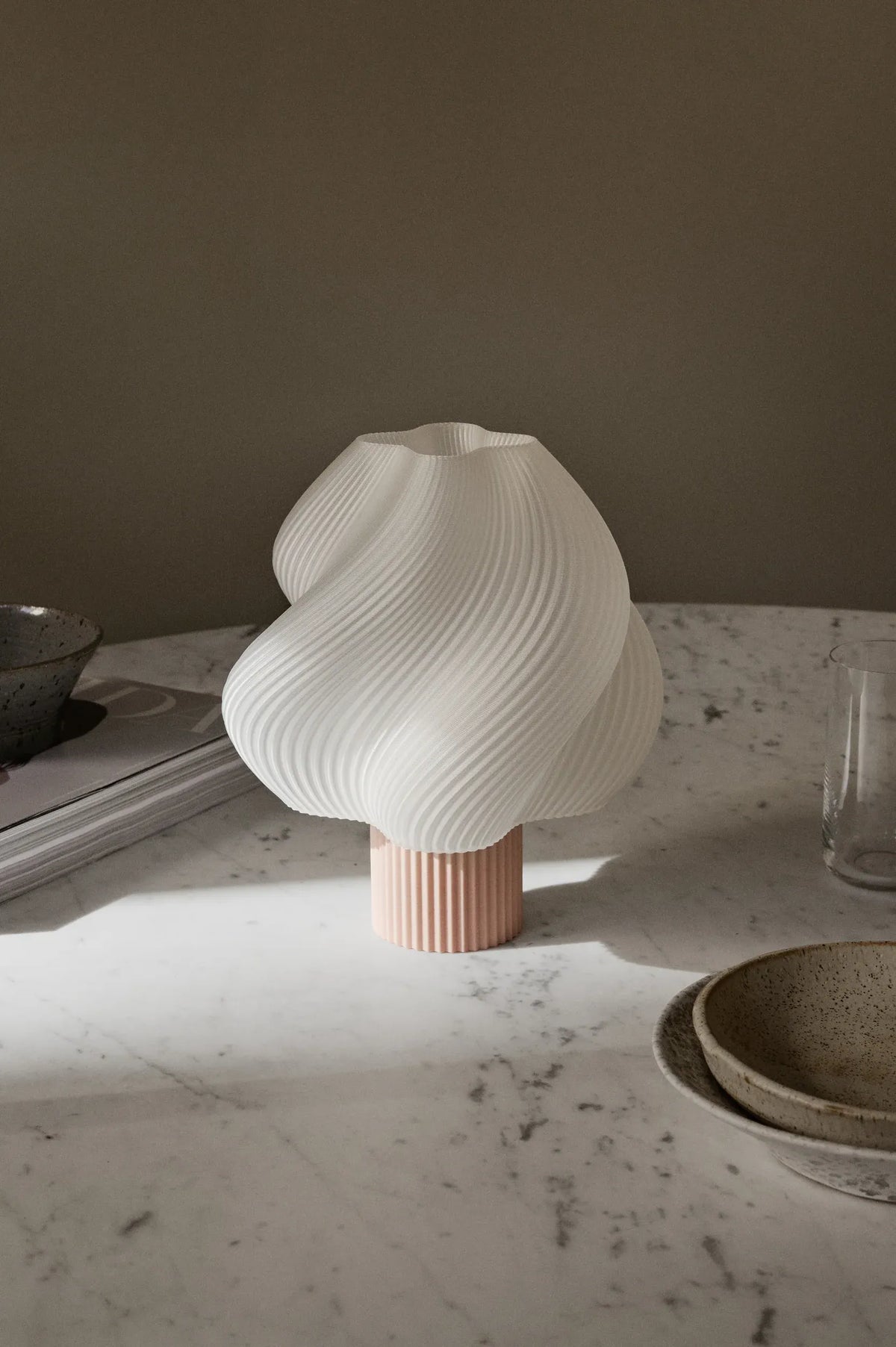 Lampe portable Soft Serve Wild Strawberry sur une table