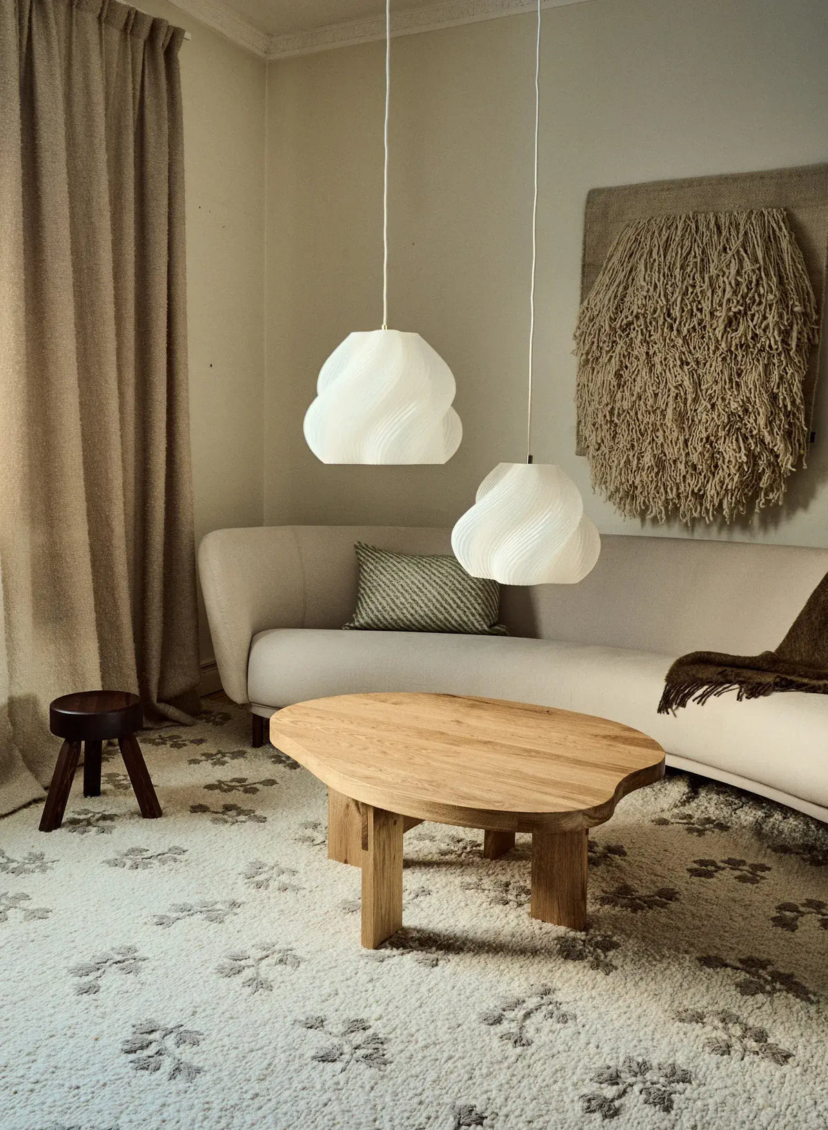 Lampes suspendues Soft Serve Natural dans un salon