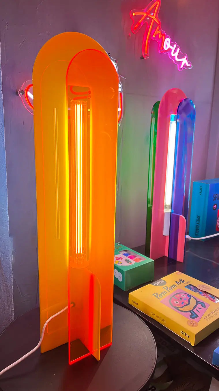 Lampes Andy jaune orange et bleu rose dans un environnement néon