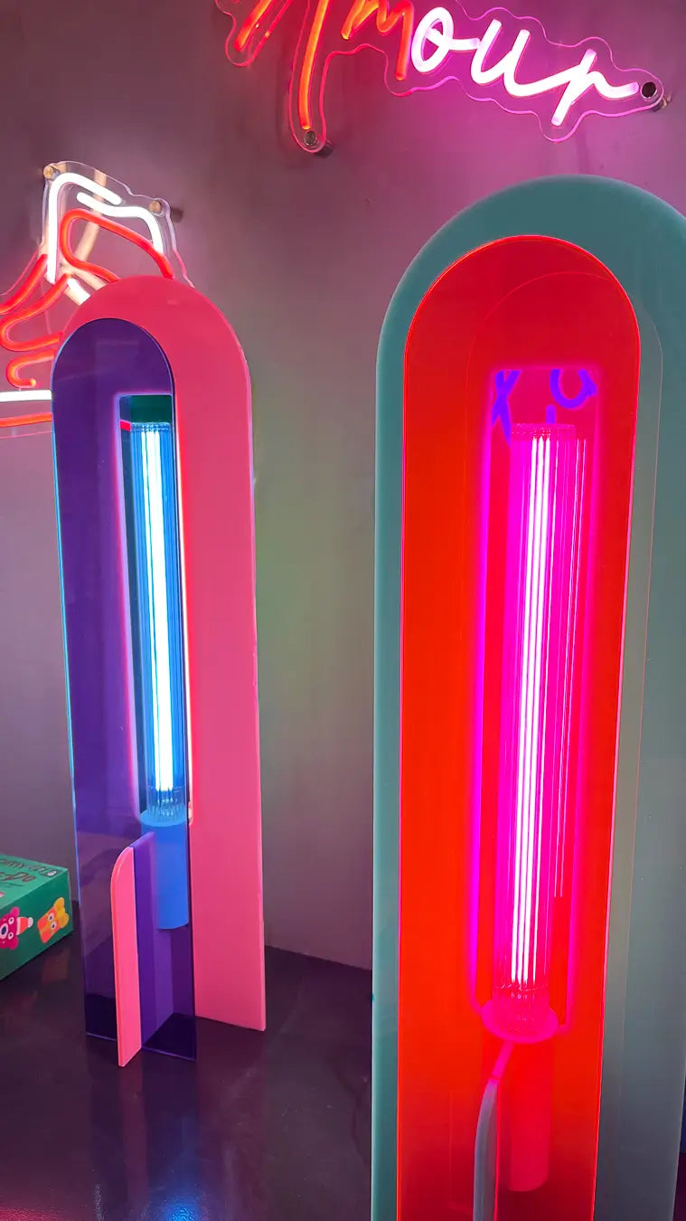 Lampes Andy rose, bleu et turquoise orange dans un environnement néon