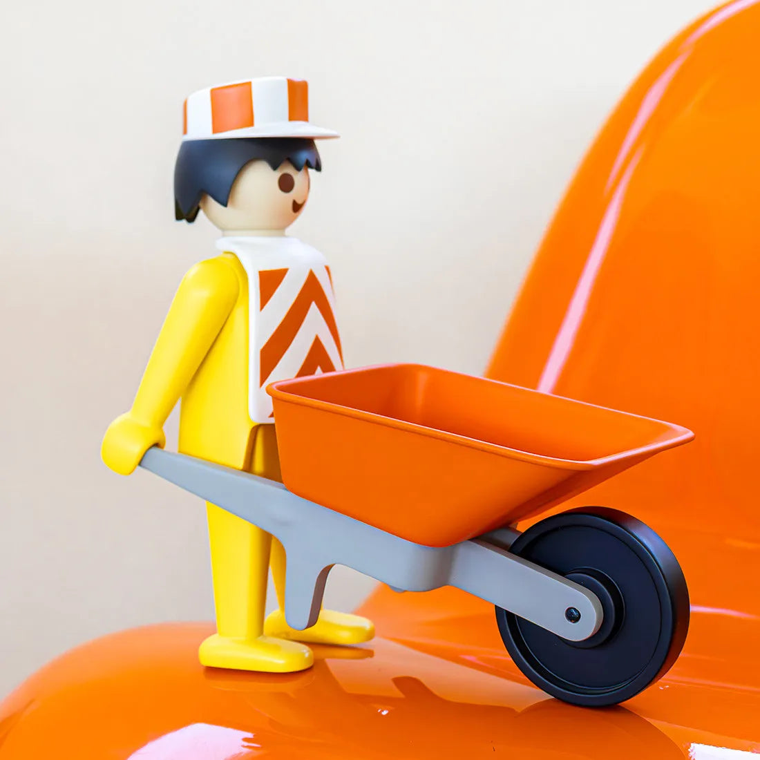 Figurine L'ouvrier avec sa brouette 24 cm - Playmobil x Leblon Delienne