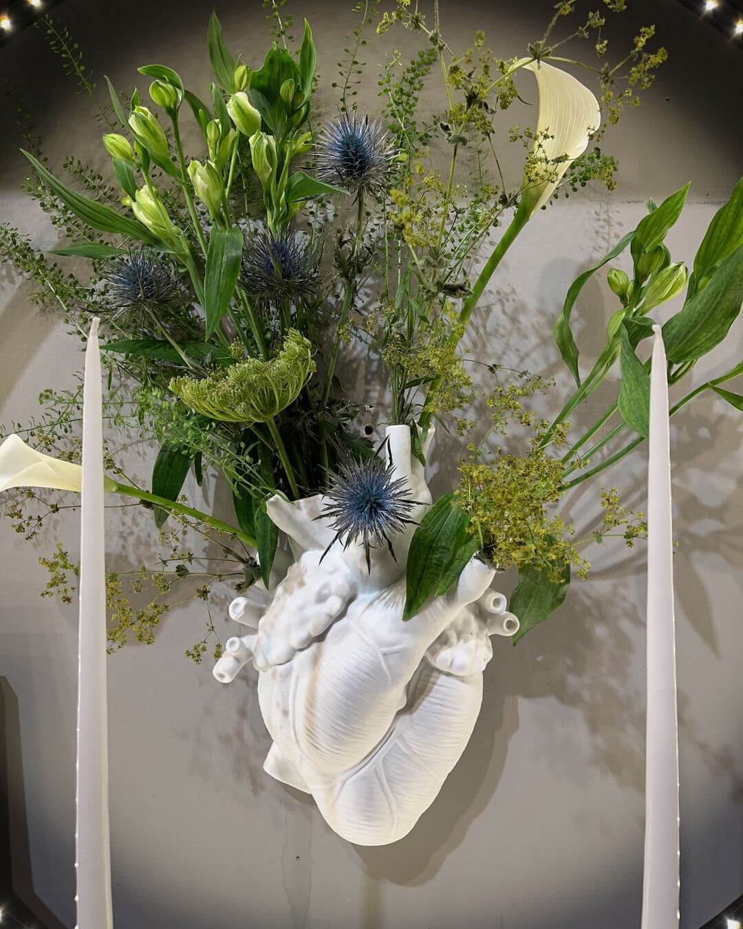 Vase fleuri représentant trait pour trait un cœur humain de chez Love In Bloom