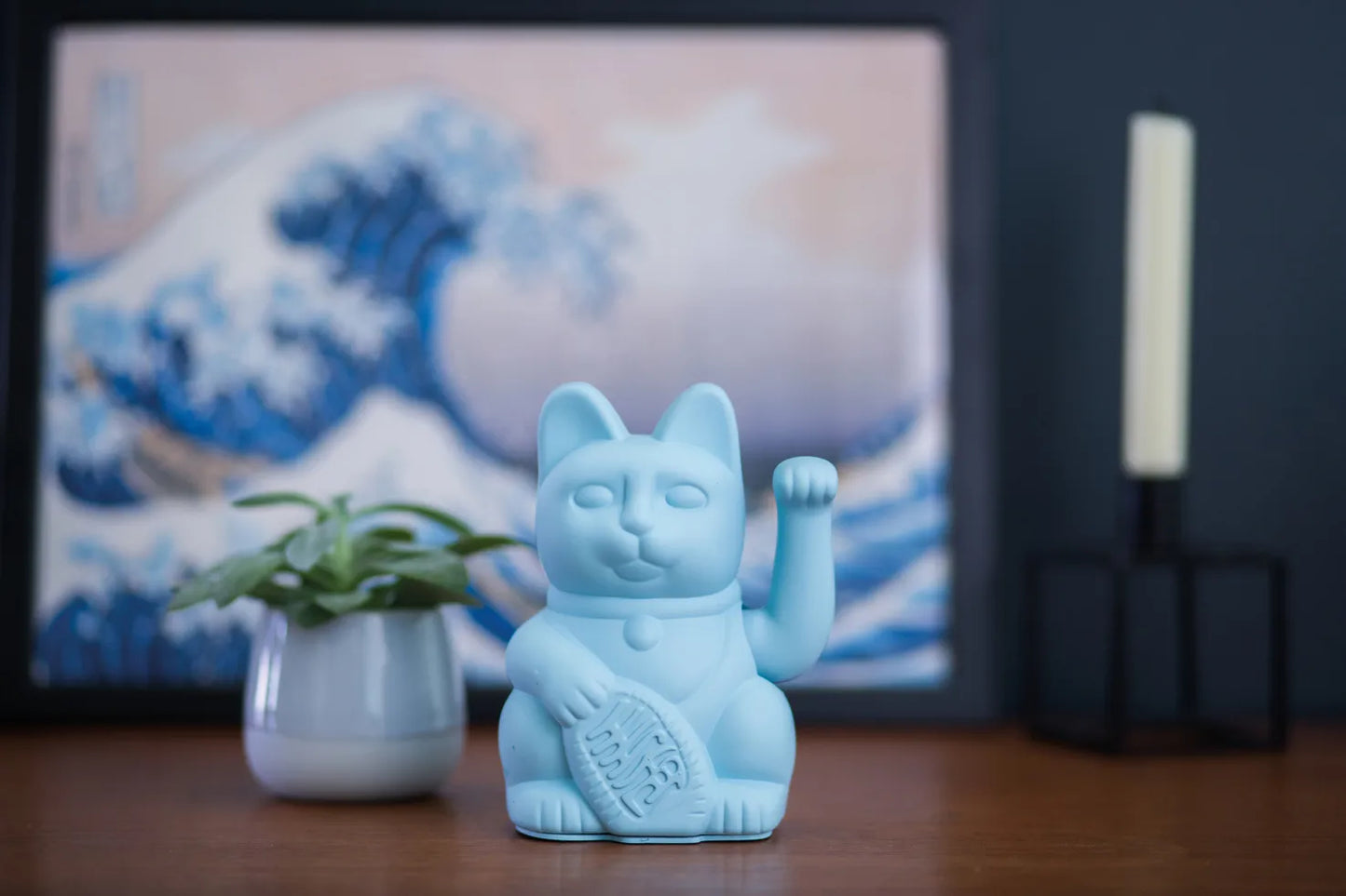 Maneki Neko bleu clair Donkey dans un intérieur inspiré de l'esthétique japonaise