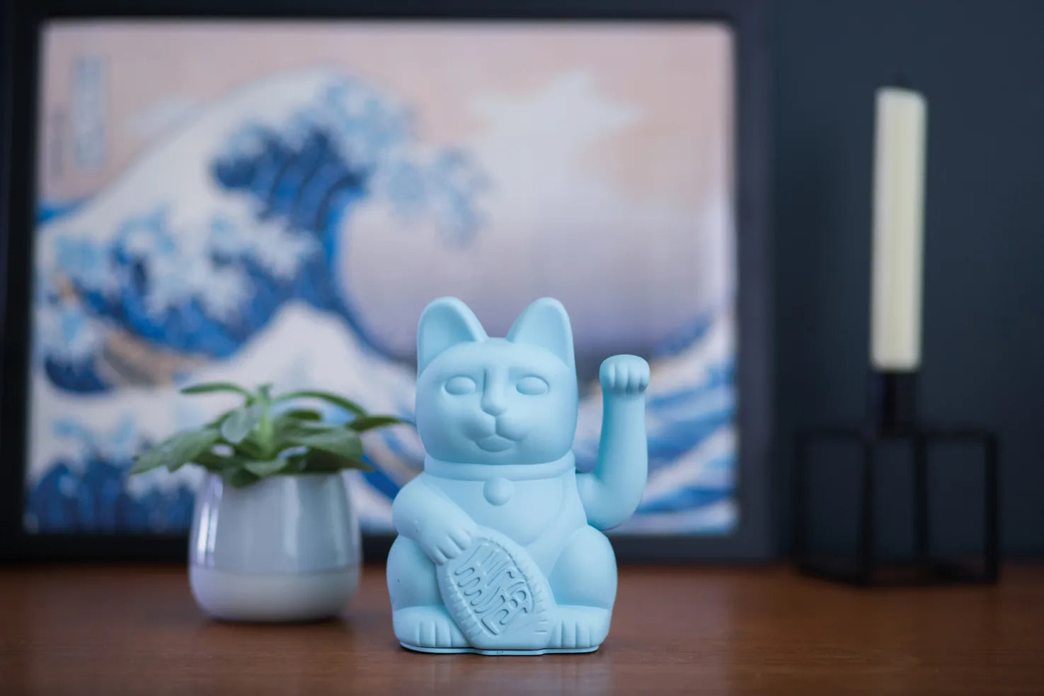 Maneki Neko bleu clair Donkey dans un intérieur inspiré de l'esthétique japonaise