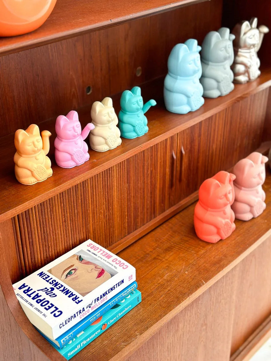 Maneki Neko colorés Donkey mis en scène sur une bibliothèque