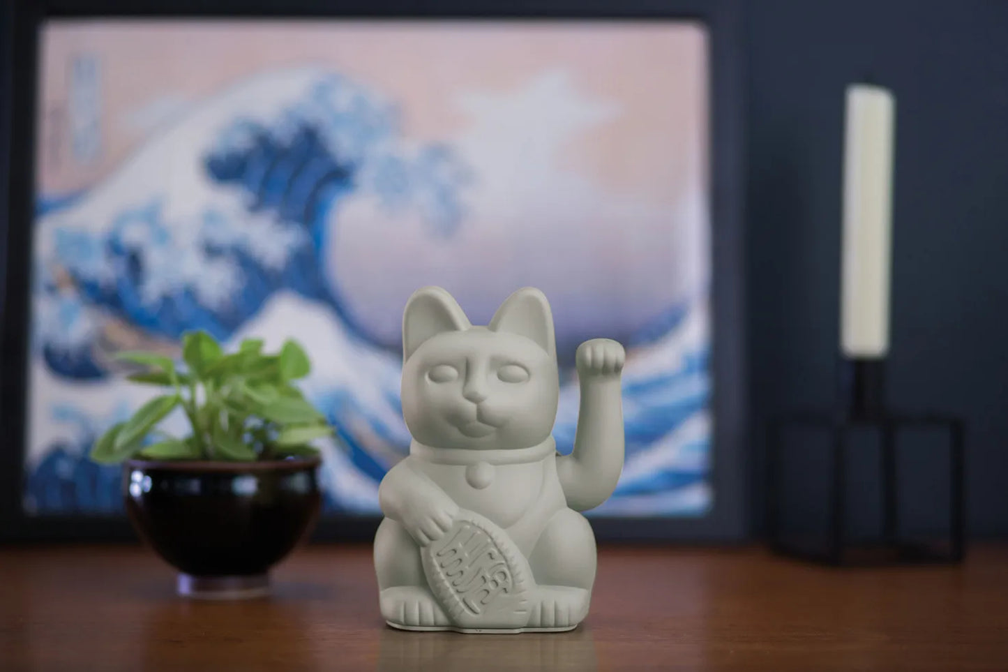 Maneki Neko gris Donkey dans un intérieur inspiré de l'esthétique japonaise