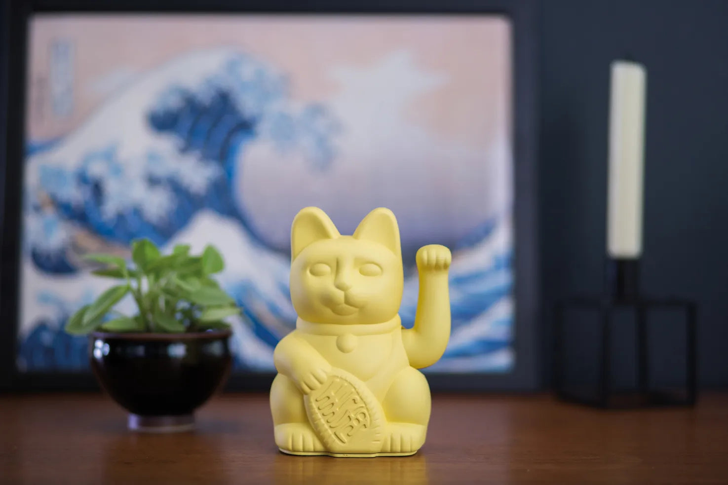 Maneki Neko jaune Donkey dans un intérieur inspiré de l'esthétique japonaise