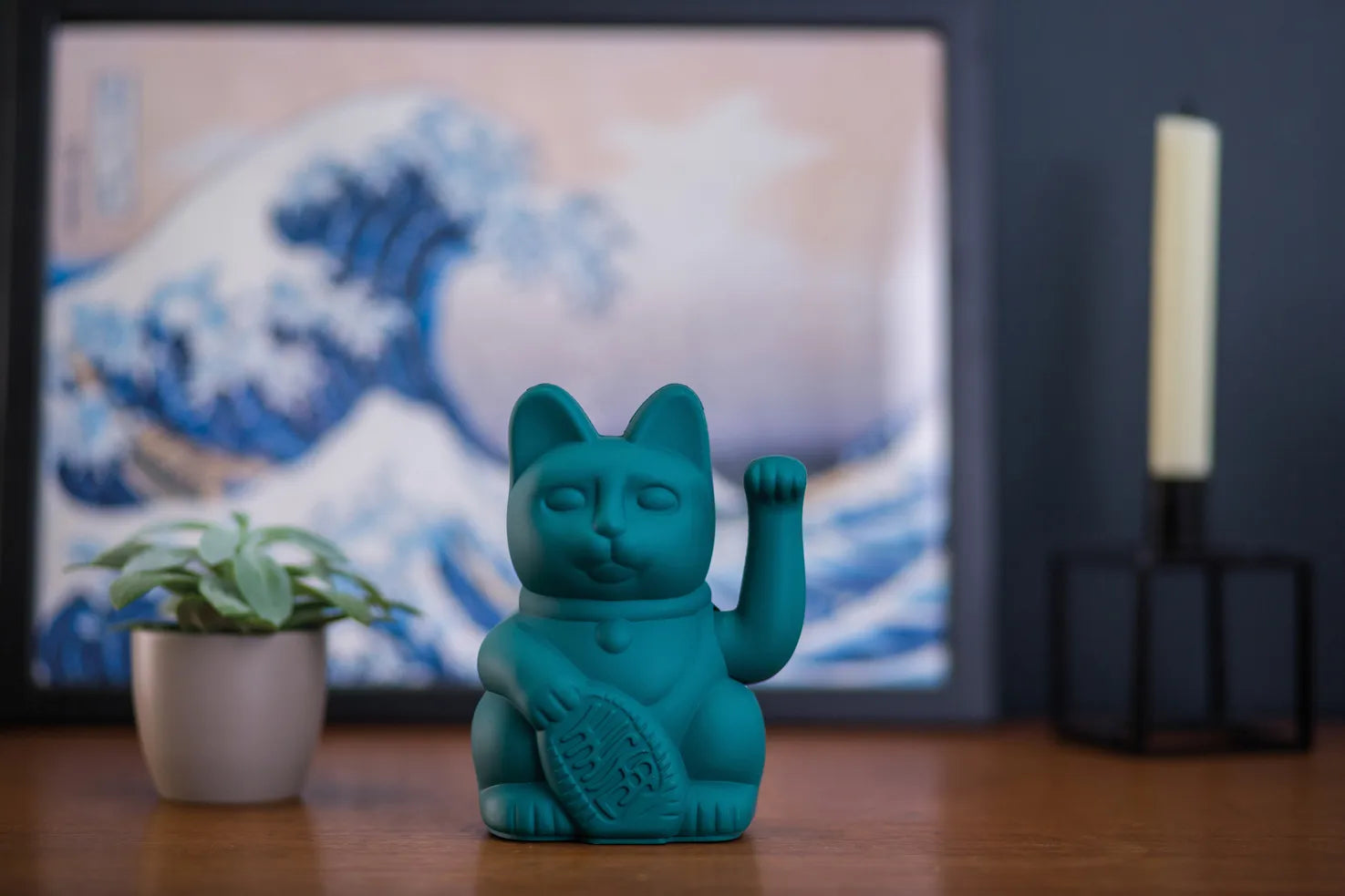 Maneki Neko vert Donkey dans un intérieur inspiré de l'esthétique japonaise
