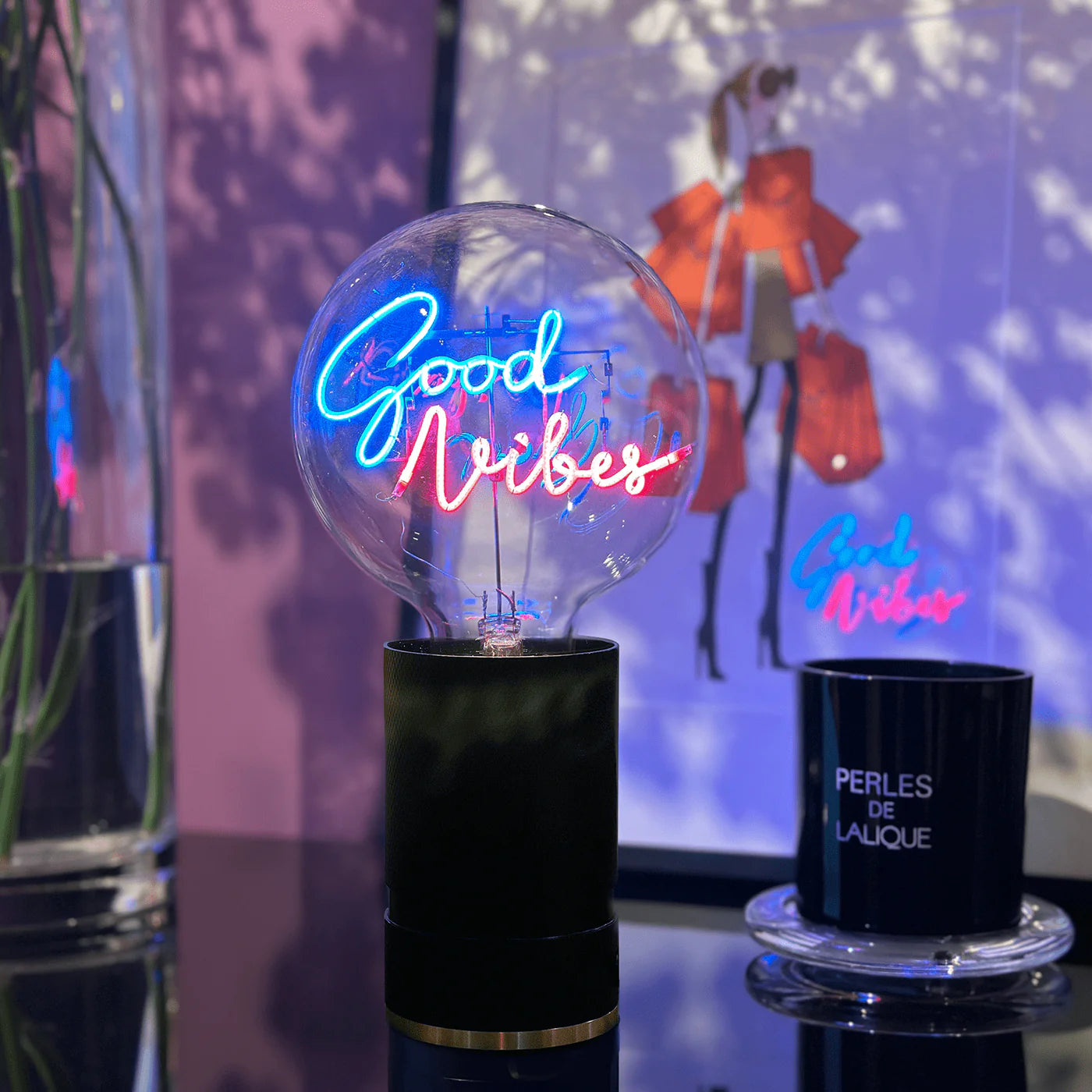 Ampoule au message Good Vibes bleue et rose dans un socle noir